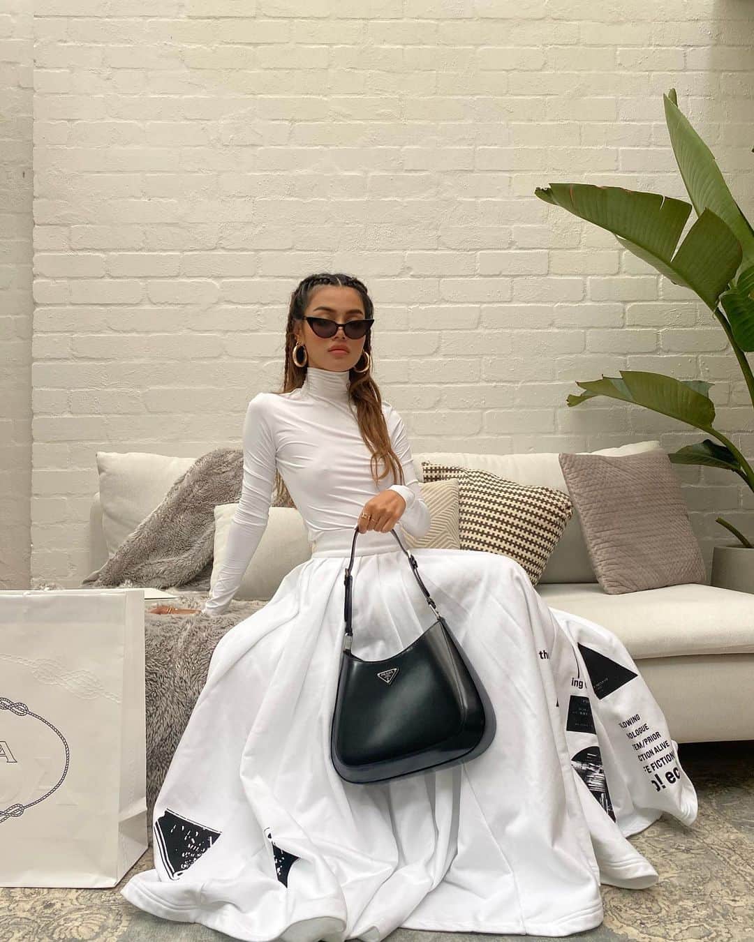 リリーマイマックのインスタグラム：「Front row in my own house watching the @prada #PradaFW21 show  W my #pradacleo 👜」