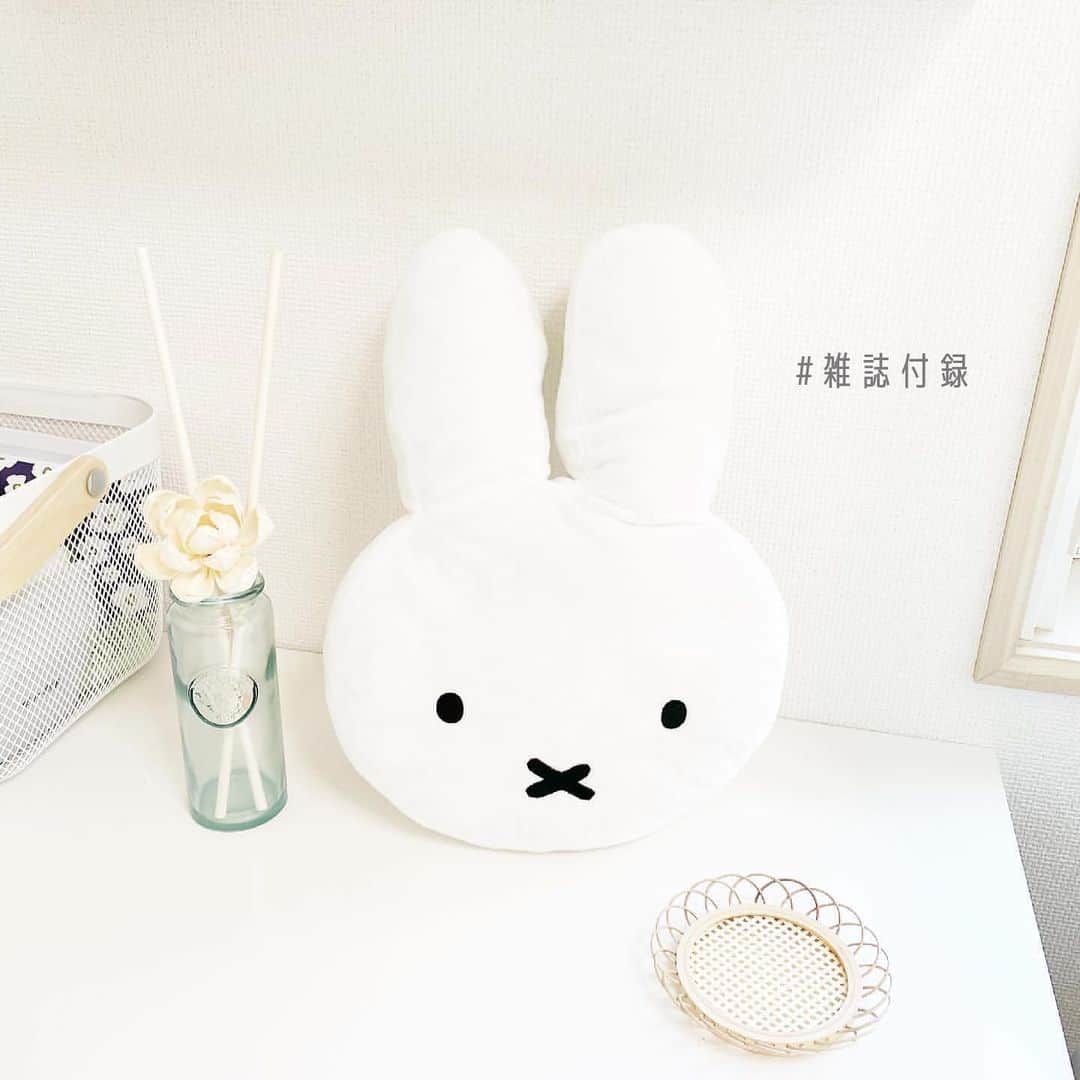 のインスタグラム：「🐇﻿ ﻿ リンネル4月号の付録が豪華すぎ！って話題♡﻿ ﻿ 今、人気が高いキャラクターの1つミッフィー のクッションがついてくるんです♡﻿ ﻿ さらに増刊号の付録は、エコバッグが🧺🐇どっちも欲しくなりますね！﻿ ﻿ ❤︎ Thank You ❤︎﻿ @mtaern  @mimisomi33  @_miffy_ak  ﻿  #laurierpress #ローリエプレス #インテリア #ホワイトルーム #ミッフィー #miffy #雑誌付録 #クッション #エコバッグ #リンネル #ルームツアー」