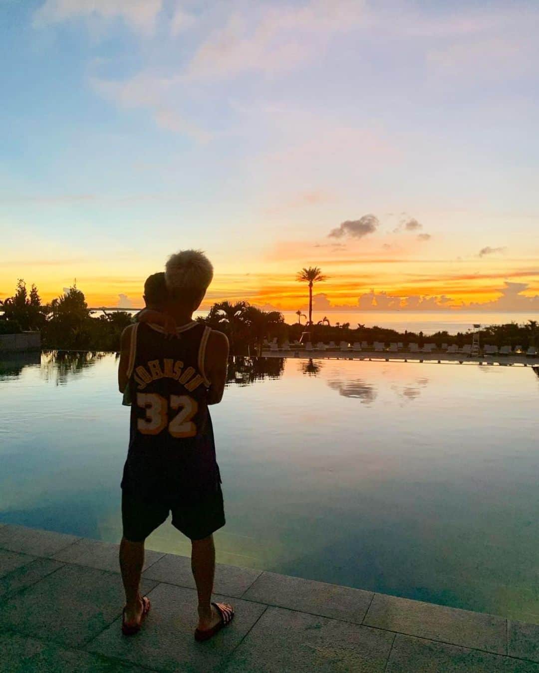 照屋 健太郎のインスタグラム：「☀️  #mitchellandness #mitchellness #lakers #basketball #okinawa #夕陽 #沖縄 #沖縄プール #32」