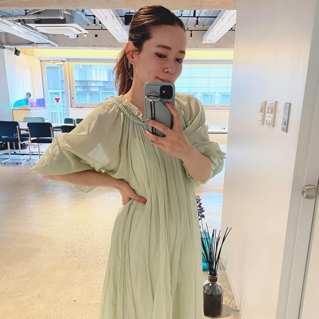 asakoshimojimaのインスタグラム：「・ 春はまだみたい。 寒かった🤧 夏はオフショルで♡  iPhone12のカメラはなんか黄色くて、 まだ良い感じをつかめない。  #ubyspickandspan #春ワンピ」