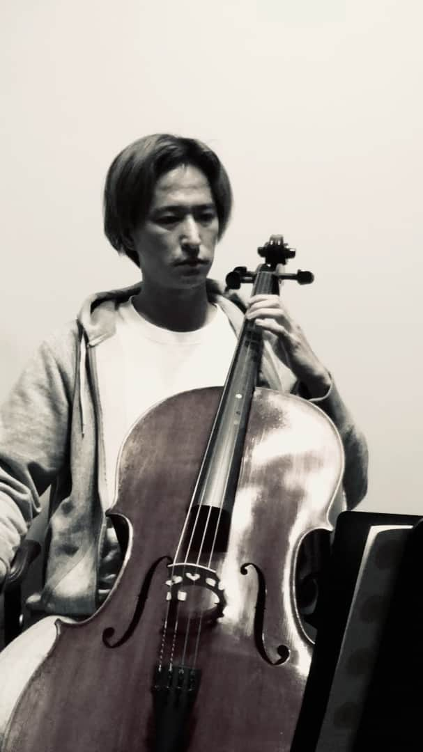 秋山真太郎のインスタグラム：「199日目✨Day199✨ If a 38-year-old man who can't read musical score suddenly starts playing the cello🎻 #チェロ#cello#첼로#클래식#minuets#bach#メヌエットII#バッハ#無伴奏チェロ組曲第1番#thesuiteingmajor」