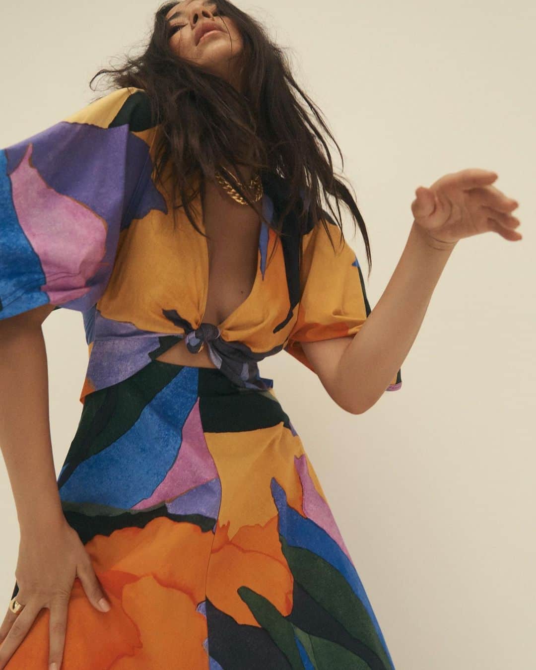 ジェシカ･ゴメスのインスタグラム：「feel the groove 🌈 @ming_nomchong_photo  @jessearifien  @amandareardonmakeup Dress @marahoffman」