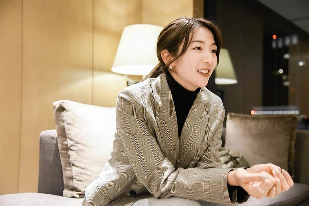 淡輪優希のインスタグラム：「インスタグラムでのご報告遅れましたが、先日#AZrena さんにインタビューを受けた記事がでました！ スポーツリポーターとして、そしてプロ野球選手の妻としての自分を改めてゆっくり振り返ることができ、今シーズンへまた新たに頑張ろうという気持ちになれたお仕事でした。 . https://azrena.com/post/16743/ ※ストーリーからこのURLに飛べるようにします。 . #Voicy でも近々この記事についてお話ししようと思います☺️ 過去をかなり赤裸々に話してるのでお恥ずかしい話もありますが、お時間ある時にぜひ見てみてくださいませ📝」