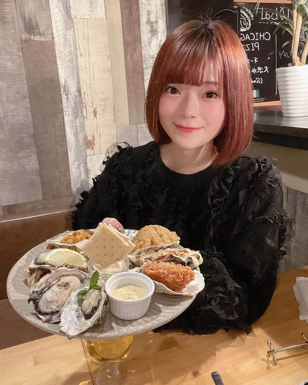 小倉月奏のインスタグラム：「♥︎ ・ ・ UMIバル ・ 牡蠣食べたよ〜😌✨ 私の一押しは牡蠣グラタンかな♪ ・ ・ ・ #新宿グルメ #umiバル #牡蠣 #かき #新宿 #グルメ」