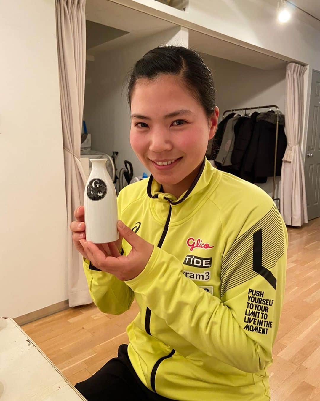 尾崎里紗のインスタグラム：「今日は練習後にグラムスリーのキッチンスタジオ 『LEEF』で美味しい熱燗の作り方と、その試飲会に少し参加させて頂きました🍶﻿ 初めての日本酒だったけど呑みやすくて美味しかった！﻿ 同じ日本酒でも作り方によってすごく味が変わることにびっくり🤭﻿ ﻿ ﻿ ﻿ #glico ﻿ #powerproduction ﻿ #head ﻿ #headtennis_official﻿ #headjapan﻿ #teamhead ﻿ #asicstennis﻿ #teamasics ﻿ #imoveme﻿ #onitsukatiger ﻿ #株式会社タイド ﻿ #TIDE. ﻿ #gram3 ﻿ #グラムスリー ﻿ #tbc_aesthetic ﻿ #エステ ﻿ #エステティックtbc ﻿ #尾崎里紗 ﻿ #risaozaki ﻿ #tennis ﻿ #tennisplayer ﻿ #テニス ﻿ #fitness ﻿」