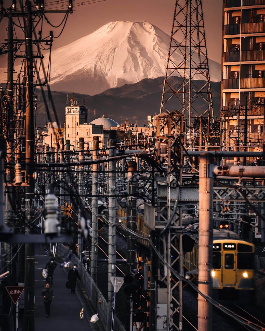 R̸K̸のインスタグラム：「The sun goes down with a small sunset and the orange color shines Mt. Fuji and the town. In Japan, there is a chime that rings in the town at 5 o'clock every day. Let's go home. #hellofrom Saitama, Japan ・ ・ ・ ・ #beautifuldestinations #earthfocus #earthoffcial #earthpix #thegreatplanet #discoverearth #fantastic_earth #awesome_earthpix #roamtheplanet #ourplanetdaily  #theglobewanderer #visualambassadors #stayandwander #welivetoexplore #awesome_photographers #IamATraveler #wonderful_places  #designboom #voyaged #sonyalpha #bealpha #aroundtheworldpix #artofvisuals  #cnntravel #complexphotos #d_signers #lonelyplanet #luxuryworldtraveler#bbctravel @sonyalpha  @lightroom @soul.planet @earthfever @9gag @500px @paradise @mega_mansions @natgeotravel @awesome.earth」
