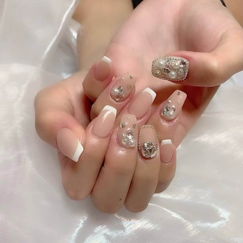 姫奈のインスタグラム：「. . new nail 💅 やっぱりキラキラはやめられない💠✨ 可愛すぎる🥺特に埋め尽くしした 親指がお気に入りなのです💓 . @aoi_parkbytokyo さん いつもいつもありがとうございます🥺 . . . #韓国ネイル #春ネイル #キラキラネイル #フレンチネイル #ネイル #newnail」