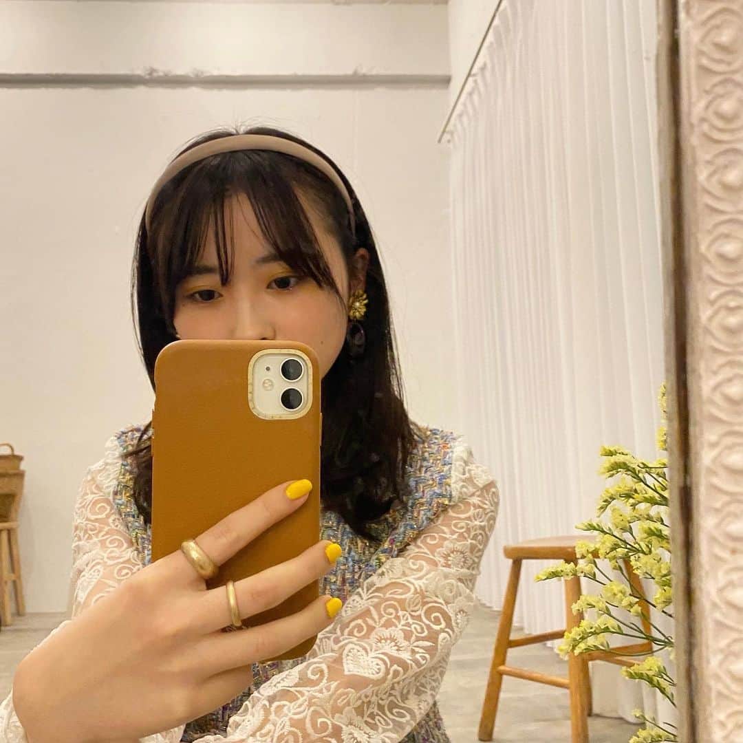 角川友紀のインスタグラム：「𓂃 ﻿ new iPhone case﻿💛🌿  自分好みにカスタマイズできるんです…!✨ ﻿ ﻿私はブラウンの皮生地のものに  イニシャル入れてみました😊  ﻿ @casetify_jp @casetify  #CASETiFY #StateYourCase #iphonecase」