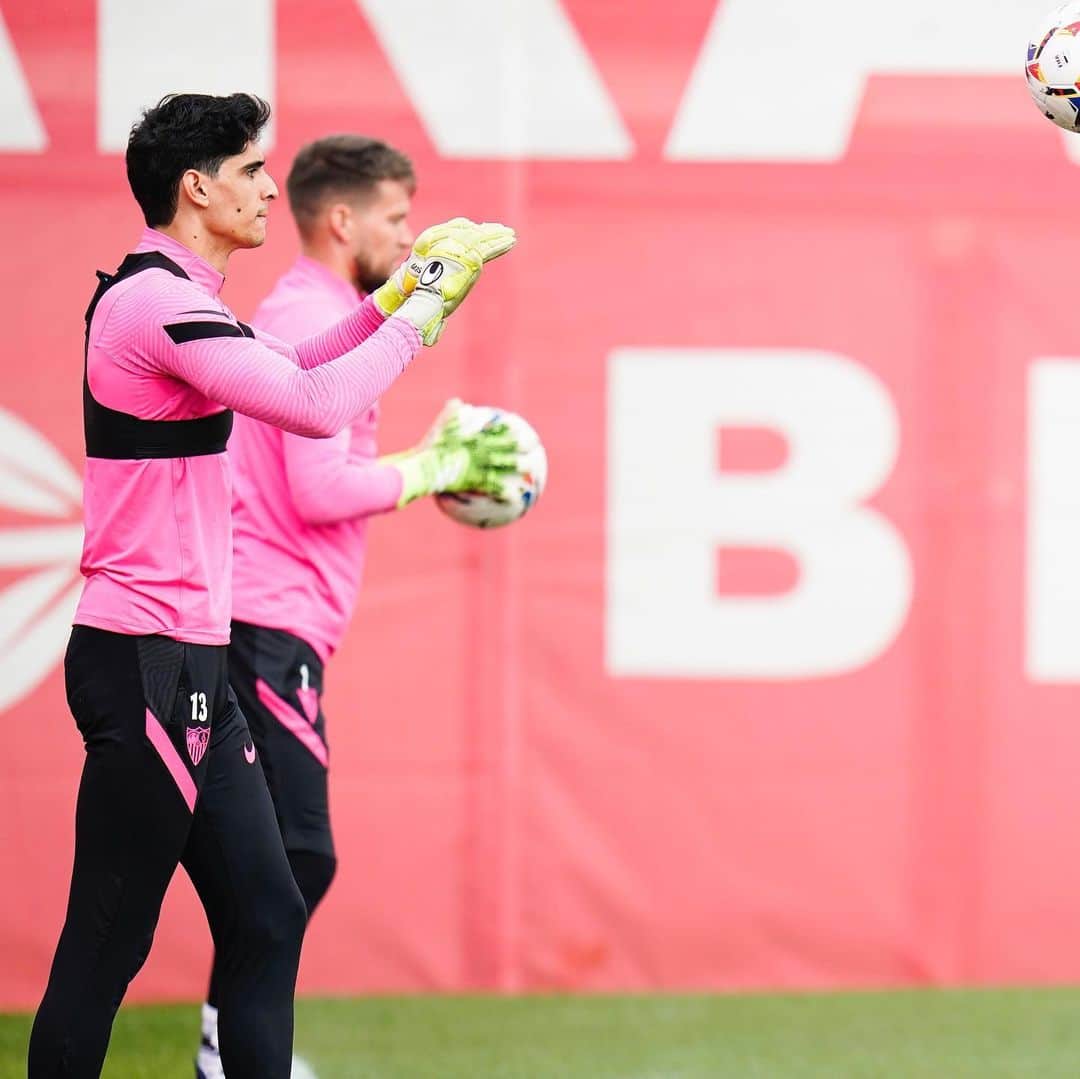 セビージャFCのインスタグラム：「Ⓖⓞⓐⓛⓚⓔⓔⓟⓔⓡⓢ 🔝  #vamosmisevilla #training #laliga #SevillaFcBarça」