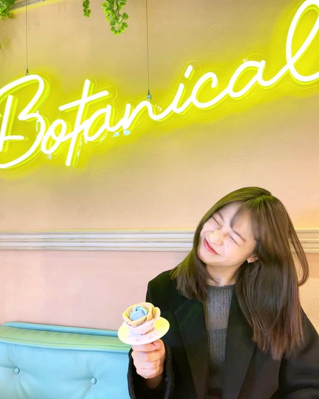 のインスタグラム：「NEWoMan横浜の6Fにある可愛いアイス屋さん🍦🍋 サービスのハーブティーも美味しかった🌿  最近は、昼と夜の寒暖差が激しくて服選びが難しいです。 季節の変わり目、皆様体調にお気をつけください🙏🏻  . . #横浜 #横浜カフェ #横浜グルメ  #アイス #botanical」