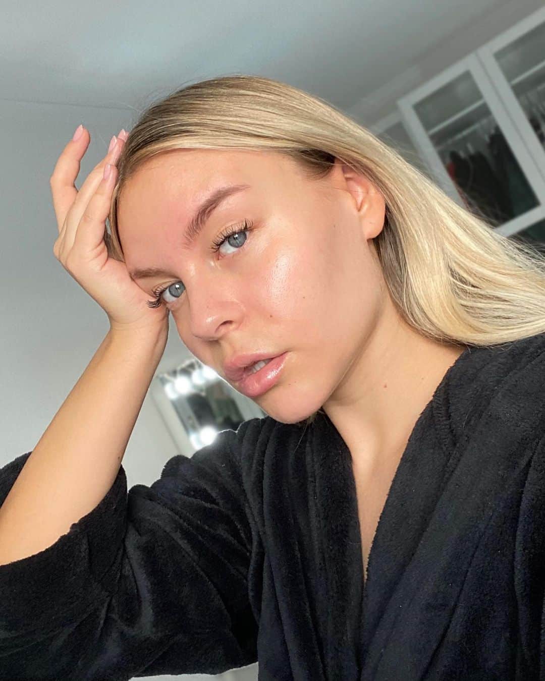 Dagi Beeのインスタグラム：「Was sind eure absoluten lieblings - skincare Produkte ? Vielleicht sogar richtige Game changer ? Würde mich echt mal interessieren 🙈 fühle mich mittlerweile einfach so wohl in meiner Haut, auch ohne Make-up. Es war ein 3 1/2 Jahre langer steiniger Weg.. aber es hat sich gelohnt 🙏🏼 werde bald ausführlich dazu in einem YOUTUBE Video quatschen 🤍」