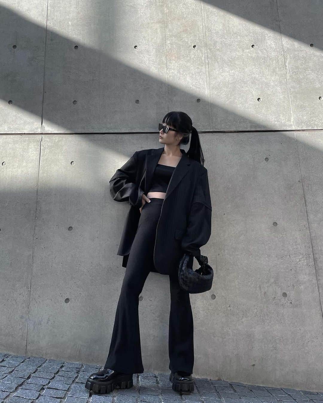中村くるみさんのインスタグラム写真 - (中村くるみInstagram)「Black on black🖤  久々にジャケット着ました こういうスタイルやっぱ好きだな〜 あ〜ダイエット頑張らなきゃ…」2月25日 21時23分 - __k_r_m__