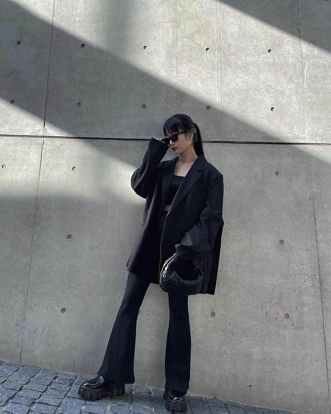 中村くるみのインスタグラム：「Black on black🖤  久々にジャケット着ました こういうスタイルやっぱ好きだな〜 あ〜ダイエット頑張らなきゃ…」