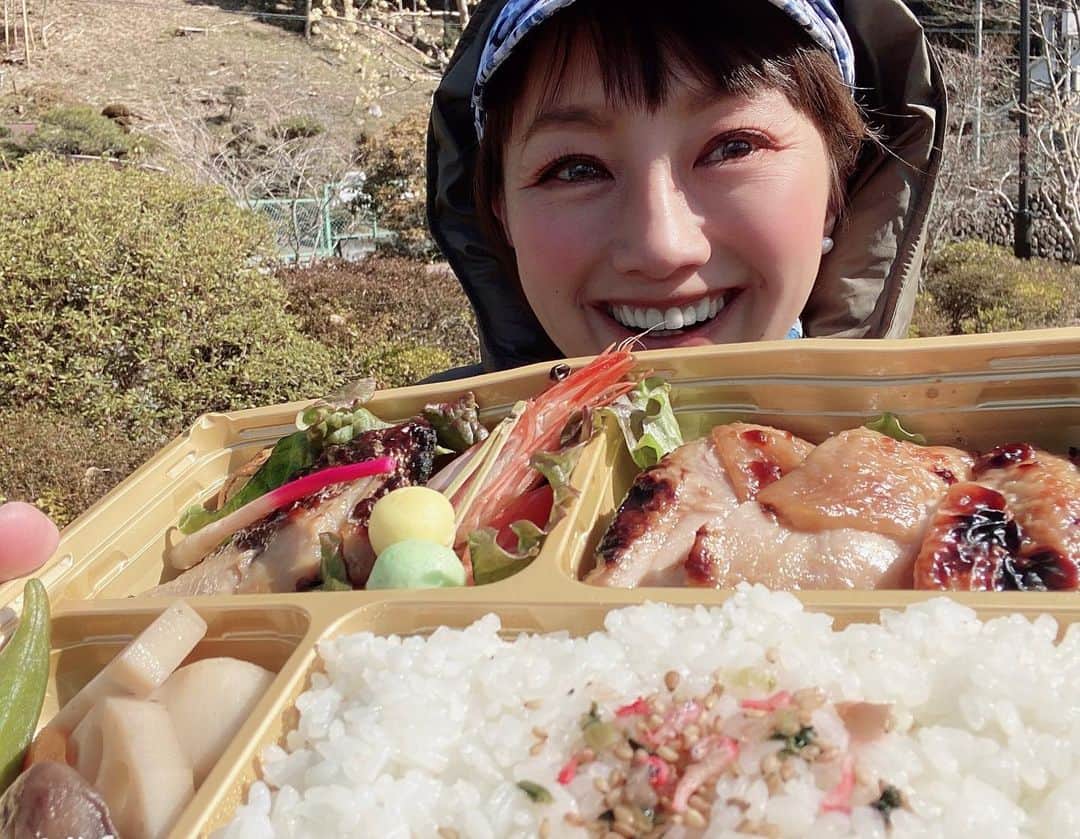 のインスタグラム：「今日は…朝からアウトドアロケ😊  1日中外にいました☀️☀️☀️晴れていて最高でしたが、めちゃくちゃ寒かったー❄️❄️❄️（笑）  またまたお弁当の写真😋（笑） 今日のロケ弁🍱  美味しかったー✨✨✨ しばらく、お弁当生活続いてます🤲  オンエアの情報解禁はまたお知らせしますね☺️  #Love #outdoor #ロケ弁 #幸せタイム #お昼 #lunch #ランチ #お弁当 #嬉しい #happy #ごはん #おかず #power #charge #撮影 #お楽しみに #美味しい #食事 #グルメ #収録 #感謝 #ロケ #🍱 #🍙 #🤤 #😋 #✨ #❤️」
