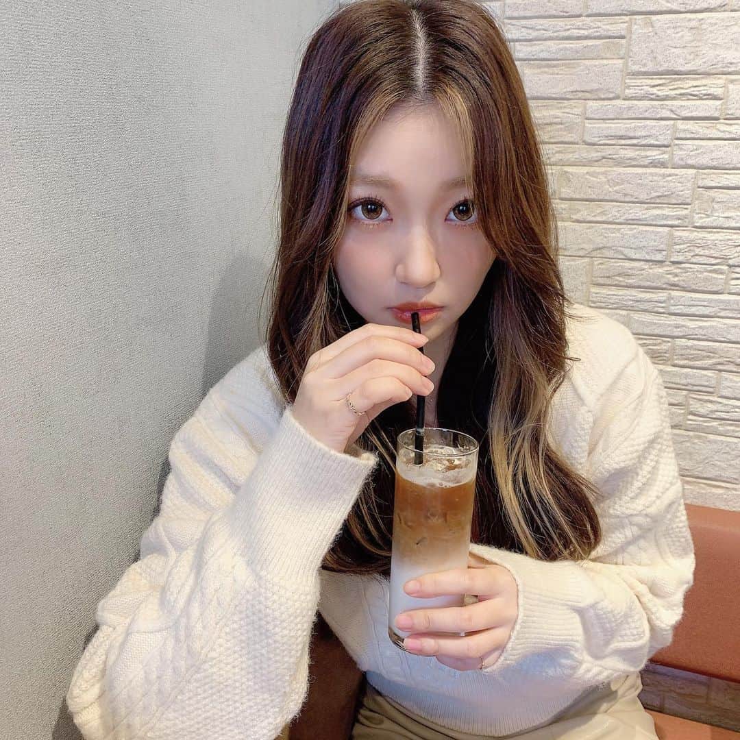 いっちゃん/嶋津 いつみのインスタグラム：「. . 暖かくて花粉多いのは まだ諦められるけど、 . . . 寒いのに花粉多いって何？ どゆことなん？ それは許せへん😤💨 . . . 納得いかん👿👿👿 . . . . .  #サロモ #いっちゃん  #フリーモデル  #いっちゃんコーデ #ブライダルモデル #アレンジモデル #ヘアカラー  #ヘアアレンジ #くしゃ顔  ##関西  #関西サロモ  #サロンモデル #サロモ #いっちゃん  #フリーモデル  #치맥  #좋아요환영 #소통환영 #팔로우환영  #팔로미 #인친환영 #친구해요 #셀카  #셀피」
