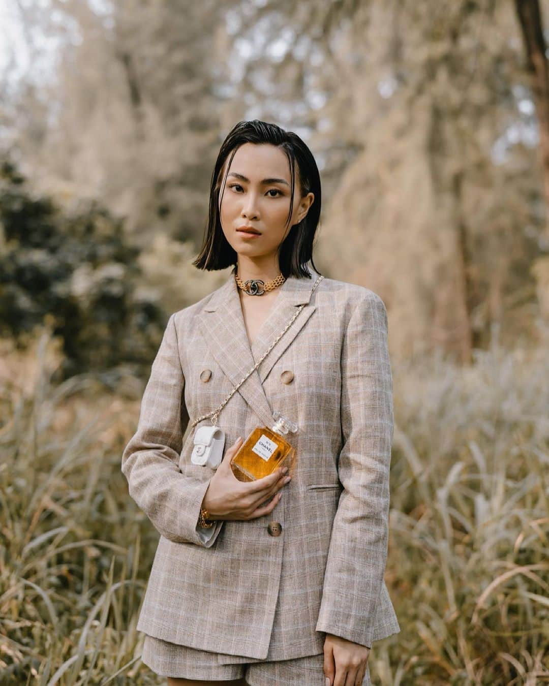 ソニアのインスタグラム：「Said goodbye to my long hair and honestly I’m feeling freshhhh! While we embrace change, we also grow and acknowledge icons that stand the test of time.   This year, we celebrate 100 years of CHANEL N°5 - a scent that transcends generations, and is forever the fragrance of the moment. Brimming with excitement for what the @chanelofficial family has in store this year!   #CHANELfragrance #CHANELofficial」