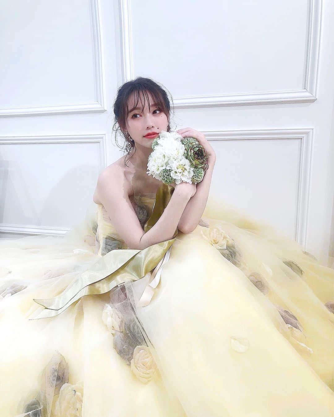 のインスタグラム：「≫≫👰🏼... 𝘱𝘩𝘰𝘵𝘰 𝘸𝘦𝘥𝘥𝘪𝘯𝘨 【⚠️お得情報あり】  ㅤㅤㅤㅤㅤㅤㅤㅤㅤㅤㅤㅤㅤ  ⚠️ウェディングドレスを着て写真を撮りたい子必見👰🏼🤵🏻📸  ㅤㅤㅤㅤㅤㅤㅤㅤㅤㅤㅤㅤㅤ 今日は、フォーシス アンド カンパニーさんで 【ドレス&フォトサービス】体験をしてきた👰🏼📸  　 👰🏼 @foursis_official  ㅤㅤㅤㅤㅤㅤㅤㅤㅤㅤㅤㅤㅤ  お店で、好きなドレスを２着選んだあと、 軽くヘアアレンジをしてもらって サロン内のフォトスポットで撮影が出来るサービス❤︎ ㅤㅤㅤㅤㅤㅤㅤㅤㅤㅤㅤㅤㅤ  ㅤㅤㅤㅤㅤㅤㅤㅤㅤㅤㅤㅤㅤ ドレスたっくさんありすぎてめっちゃ悩んだけど、 わたしもお気に入りの２着を選んで撮影してきたよ🥺📸  ㅤㅤㅤㅤㅤㅤㅤㅤㅤㅤㅤㅤㅤ ㅤㅤㅤㅤㅤㅤㅤㅤㅤㅤㅤㅤㅤ ドレスに合わせてコーディネーターさんが 髪飾りやアクセサリー、 ブーケを変えてくれてお姫様になった気分👸🏼✨  ㅤㅤㅤㅤㅤㅤㅤㅤㅤㅤㅤㅤㅤ  ウェディングドレスって本当何回着てもテンションが上がる🥺💓 ㅤㅤㅤㅤㅤㅤㅤㅤㅤㅤㅤㅤㅤ  今回わたしが体験した"ドレス&フォトサービス"は、 誰でも体験可能🤩✨ ㅤㅤㅤㅤㅤㅤㅤㅤㅤㅤㅤㅤㅤ ㅤㅤㅤㅤㅤㅤㅤㅤㅤㅤㅤㅤㅤ  プレ花嫁さんはもちろん‼️  ・結婚の予定が無い方  ・式を挙げず、写真だけでも撮りたい方  ・1人での参加はもちろん、カップルさんや 友人との記念撮影がしたい方  も対象なん😆✨ ㅤㅤㅤㅤㅤㅤㅤㅤㅤㅤㅤㅤㅤ ㅤㅤㅤㅤㅤㅤㅤㅤㅤㅤㅤㅤㅤ  こういうフォトサービスってプレ花嫁さん対象 って思いがちやけど、 ウェディングドレスを着て記念撮影がしたいって子なら誰でもOK...🙈💓  ㅤㅤㅤㅤㅤㅤㅤㅤㅤㅤㅤㅤㅤ ㅤㅤㅤㅤㅤㅤㅤㅤㅤㅤㅤㅤㅤ 🔻わたしが体験したコースの詳細はコレ  ㅤㅤㅤㅤㅤㅤㅤㅤㅤㅤㅤㅤㅤ 《  ドレス&フォトサービス 》 　　　　　　　　　　　　　¥29,800(税抜)  ㅤㅤㅤㅤㅤㅤㅤㅤㅤㅤㅤㅤㅤ ドレス２着を選び、撮影が出来るコース。 平日限定のサービスで、所要時間は２時間ほど。 基本的に撮影は自分のカメラやけど プロカメラマンの手配も可能✨  ㅤㅤㅤㅤㅤㅤㅤㅤㅤㅤㅤㅤㅤ ☑︎ ドレス２着ㅤㅤㅤㅤㅤㅤㅤㅤㅤㅤㅤㅤㅤ ☑︎ 軽いヘアアレンジ ☑︎ 髪飾り、アクセサリー、ブーケなどの小物レンタル  ㅤㅤㅤㅤㅤㅤㅤㅤㅤㅤㅤㅤㅤ まで付いてて、このお値段はなかなか...🤦🏻‍♂️💓 ㅤㅤㅤㅤㅤㅤㅤㅤㅤㅤㅤㅤㅤ  ㅤㅤㅤㅤㅤㅤㅤㅤㅤㅤㅤㅤㅤ ブーケやリングピロー、アクセサリー 一緒に撮影したい物があれば持ち込みも出来るよ🥴💐✨ ㅤㅤㅤㅤㅤㅤㅤㅤㅤㅤㅤㅤㅤ ㅤㅤㅤㅤㅤㅤㅤㅤㅤㅤㅤㅤㅤ  フォーシス アンド カンパニーの内、 １６店舗で実施中...❤︎  ㅤㅤㅤㅤㅤㅤㅤㅤㅤㅤㅤㅤㅤ ちなみに、各店舗、先着５組限定で 5000円offのキャンペーンもやってるから、 フォトウェディングしたかったけど悩んでたって子は この機会にお得に...🥺📸✨  ㅤㅤㅤㅤㅤㅤㅤㅤㅤㅤㅤㅤㅤ ㅤㅤㅤㅤㅤㅤㅤㅤㅤㅤㅤㅤㅤ 対象の店舗や詳しい撮影条件とかは 公式アカウントの投稿に書いてた☺️✨  ㅤㅤㅤㅤㅤㅤㅤㅤㅤㅤㅤㅤㅤ プレ花嫁さんはもちろん、ウェディングに興味がある方に色んな情報をシェア出来るよう、 日々アンテナ張ってる📡💓 ㅤㅤㅤㅤㅤㅤㅤㅤㅤㅤㅤㅤㅤ ㅤㅤㅤㅤㅤㅤㅤㅤㅤㅤㅤㅤㅤ  またお得な情報見つけたらシェアするねー🥰✨ ㅤㅤㅤㅤㅤㅤㅤㅤㅤㅤㅤㅤㅤ ㅤㅤㅤㅤㅤㅤㅤㅤㅤㅤㅤㅤㅤ ㅤㅤㅤㅤㅤㅤㅤㅤㅤㅤㅤㅤㅤ ちなみに、ストーリーのカラードレス予想、 正解した子居る🤔⁉️  ㅤㅤㅤㅤㅤㅤㅤㅤㅤㅤㅤㅤㅤ ㅤㅤㅤㅤㅤㅤㅤㅤㅤㅤㅤㅤㅤ 何色選ぶと思ったー🙈？？ ㅤㅤㅤㅤㅤㅤㅤㅤㅤㅤㅤㅤㅤ ㅤㅤㅤㅤㅤㅤㅤㅤㅤㅤㅤㅤㅤ ㅤㅤㅤㅤㅤㅤㅤㅤㅤㅤㅤㅤㅤ ㅤㅤㅤㅤㅤㅤㅤㅤㅤㅤㅤㅤㅤ ストーリーには、ドレスの選ぶところから 撮影の裏側まで投稿してるから、 よければそっちも見てみてね🥰✨ ㅤㅤㅤㅤㅤㅤㅤㅤㅤㅤㅤㅤㅤ ㅤㅤㅤㅤㅤㅤㅤㅤㅤㅤㅤㅤㅤ ㅤㅤㅤㅤㅤㅤㅤㅤㅤㅤㅤㅤㅤ ㅤㅤㅤㅤㅤㅤㅤㅤㅤㅤㅤㅤㅤ  #foursis#フォーシス#フォーシスアンドカンパニー #weddingdress#ウェディングドレス　 #dressandphoto#ドレスアンドフォト #前撮り#フォトウェディング#ウェディングフォト#プレ花嫁#ファミリーフォト#結婚　 #全国のプレ花嫁さんと繋がりたい　 #日本中のプレ花嫁さんと繋がりたい #結婚式延期#結婚式準備#ドレス迷子#wedding#オシャレ花嫁#weddingphoto#instawedding#ソロウエディング　 #ドレス選び#weddingdress」