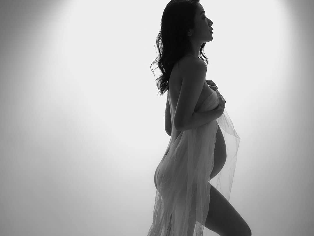 恵里花さんのインスタグラム写真 - (恵里花Instagram)「フォトグラファー @koichi_imabayashi さんとの﻿ マタニティフォトが遂に実現🤰🏻📸﻿ ﻿ 日に日に変化する身体に戸惑いや不安もありましたが﻿ こうして素敵に撮って下さった写真を見返すと﻿ とても神秘的で貴重な瞬間だなと感じました😌✨﻿ ﻿ 本当にありがとうございました🙏🏼💐 ﻿ #photoshoot #pregnancyphoto  #マタニティフォト﻿」2月25日 21時21分 - erikaig.jp