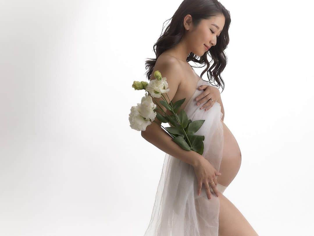 恵里花さんのインスタグラム写真 - (恵里花Instagram)「フォトグラファー @koichi_imabayashi さんとの﻿ マタニティフォトが遂に実現🤰🏻📸﻿ ﻿ 日に日に変化する身体に戸惑いや不安もありましたが﻿ こうして素敵に撮って下さった写真を見返すと﻿ とても神秘的で貴重な瞬間だなと感じました😌✨﻿ ﻿ 本当にありがとうございました🙏🏼💐 ﻿ #photoshoot #pregnancyphoto  #マタニティフォト﻿」2月25日 21時21分 - erikaig.jp