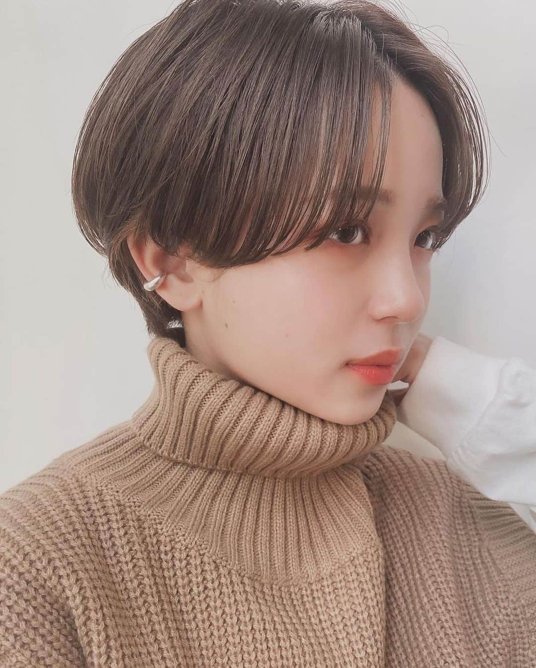 LALA公式さんのインスタグラム写真 - (LALA公式Instagram)「タグ付けして頂いたヘアスタイルの紹介🏷﻿ ﻿ ハンサムショートヘアカタログ＊﻿ ﻿ -素敵なヘアスタイルをRepostでご紹介させて頂いてます。-﻿ ﻿ @lipps_aratakazuya_ladies さんありがとうございました。﻿ ﻿ https://lalahair.co.jp/category/short/handsome/﻿ ﻿ —————————————————— ﻿ ﻿ ﻿  LALA webサイト→「ヘアカタログララ」 で検索✨﻿ ﻿ LALA[ララ]は、全国の厳選した人気美容師がつくるヘアスタイル・髪型・ヘアアレンジを掲載するヘアカタログサイトです。﻿ ﻿ 技術、センス、サービスにこだわるプロフェッショナルが、サロンワークでお客様に提案するリアルで人気のある髪型を掲載しています。﻿ ﻿ あなたの魅力を引き出す運命のヘアスタイルをみつけてください。﻿  ﻿ ﻿ ——————————————————﻿ ﻿ ﻿ #ヘアカタログララ #マッシュショート #ショートヘア #ショート #マニッシュショート #ショートカット #ショートボブ #ショートヘアアレンジ #ショートヘアー #ボブ #マッシュ #マッシュヘア #パーマ #ショートカット女子#ハンサムショート #ハンサムショート女子 #黒髪 #マッシュ女子 #髮型屋 #髮型設計 #发型 #造型 #短髮 #日系髮型 #女生髮型 #女生短髮 #短髮造型 #短髮女孩 #日系短髮」2月25日 21時21分 - lala__hair