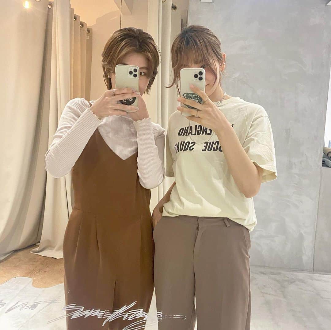 松田 美奈子のインスタグラム：「@chiakky1105 とまだまだ着てもらえる私物をMERCI MARKETに出品してます🪴  MERCI路面店で見てもらえるのでぜひ遊びに来てください👗  1.000円〜用意してるので、気に入ってもらえるものがあればかなりお得に設定してます🌿 仕事柄人よりお洋服は沢山持ってるので、少しでも廃棄服が減るよう循環しますように🌎  . . 洋服を循環させるためにMERCIができること REDUSE　服を無駄に作らない REUSE　価値ある服は再利用する RECYCLE　資源に戻し再利用する  世界では年間約220億着もの衣料品が廃棄されており、その半数がちょっとした理由で滞留在庫となり一度も着られずに捨てられています。 廃棄物の焼却処理に伴い二酸化炭素の排出が増え、環境にも大きな影響を与えているのです。 これだけ多くの廃棄量が出る原因は、大量生産・大量消費が大きく関与しており、このような問題に対して欧米を筆頭に「ファストファッションからサスティナブルファッションへ」のトレンドが発生し、大手企業はここへどんどん参画しています。 このように、アパレル業界でのサスティナビリティへの取り組みが今非常に求められています。  その一方で、アパレル業界は今後の動きに期待が寄せられる業界でもあります。エコ素材の活用、古着リサイクル、シェアリングビジネスなど、サスティナブルファッションによって新たな市場が次々と開拓されており、身近に実践できる「サスティナブル」がたくさんあります。 商品を新たに生み出すのではなく、今ある資源を循環させたり（リユース）、技術を加えて他の物として販売したり（アップサイクル）なども最近注目が上がってきているシステムです。   MERCIでも身近にできる取り組みとして今回、製品生産の際のサンプルや、スタッフの活用頻度が減っているまだ価値あるお洋服を再利用してもらうMARKETを開催します！  MERCI MARKET  開催期間: 2/25thu.12:00-28sun.  場所: MERCI路面店 佐賀市呉服元町7-10  注意事項: ※マイバッグのご持参にご協力ください。 ※used品の為、汚れキズ等ある場合がございます。ご了承の上ご購入ください。 ※返品交換はできませんので、十分にご確認の上ご購入をお願いいたします。 ※路面店のみの開催のため、web shopではご購入いただけません。 ※期間中でも商品が無くなり次第終了する場合がございます。 ※フリーマーケットのお問い合わせはコメント欄にお願い致します✏️  . . #サスティナブル#サスティナブルな暮らし #サスティナブルファッション #エシカル#エシカルファッション #エシカルライフ #エシカル消費 #エシカルな暮らし #サスティナブルライフ」