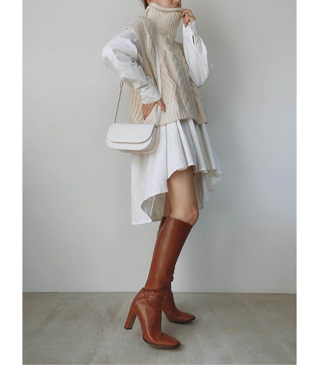のインスタグラム：「. 【Betty long boots lotation coordinate.】 大人気のロングブーツ春の着回しコーディネート👢 Director @sachika_takemura が提案する春の6スタイリング。 . . 《coordinate6.着用アイテム》 ✔︎Betty long ブーツ (BRN,BLK) ¥15,000 → ¥11,000+tax  ✔︎Back long volumy シャツ (WHT,BLK) ¥10,000+tax  ✔︎Braid shoulder BAG (BEG,BLK) ¥7,500+tax  ✔︎Bulky turtle knit ベスト (IVO,BLK) ¥7,000 → ¥4,900+tax . . 画像をTAPして詳細をCHECK✈︎ . #ACYM #ootd #outfit #coordinate #instagood #instalike #2021SS #fashion #japan #tokyo #バッグ #ショルダーバッグ #シャツ #白シャツ #ロングブーツ #着回しコーデ」