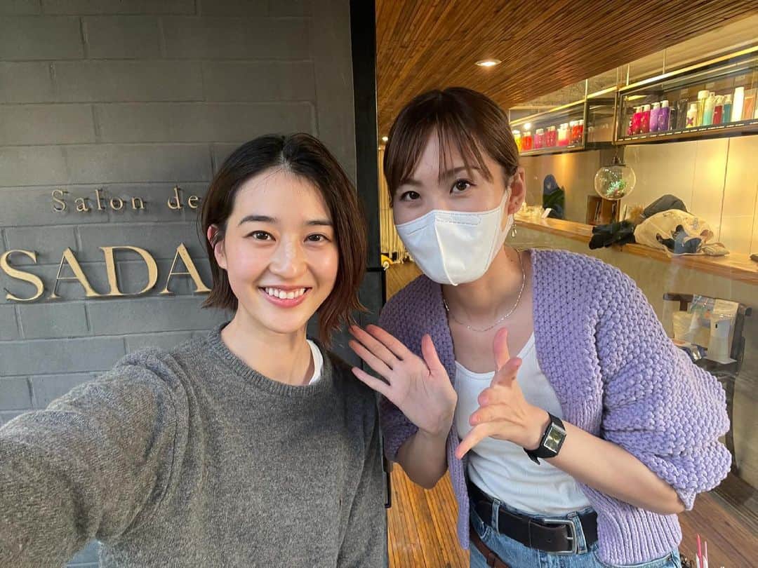 青野楓のインスタグラム：「またさらに短くしました。 すーぐ伸びるんだもの。笑  いつも担当してくださっている @salon_de_sadam の @miiiho0118 みほさんです！  あ、あと鼻にはってるのはそばかすを取ったあとのケアなのでご心配なく。お見苦しくてすみません。マスク生活だからチャンスだと思い、6個皮膚科でとっちゃいました！ 気にしてなかったけど暇だからとろ。みたいな感覚で(笑)気になってるなら今がいい時期かもです！  シャンプーが楽すぎてびっくりです。  #ボブ#ショートボブ」