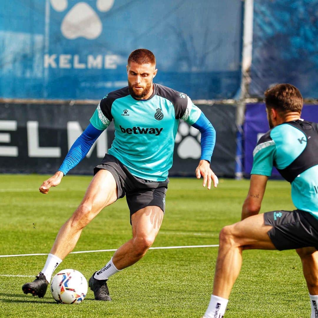 RCDエスパニョールのインスタグラム：「🔜 #RealSportingEspanyol 💪⚪️🔵 #RCDE」