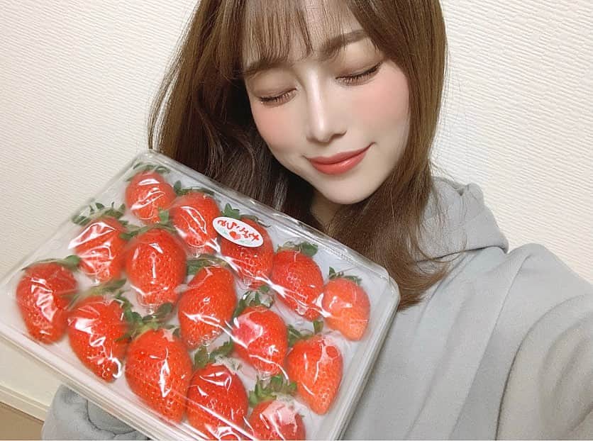 鈴木 あやさんのインスタグラム写真 - (鈴木 あやInstagram)「. 愛知県豊橋市にある 八百吾さんからのいちご🍓 . やよいひめが届きました🥺💗 . 1日1果物🥝ってくらい フルーツが大好きなので嬉しい☺️✌🏻 . 甘いけどさっぱりとしてて 一粒がおっきいのに何個でも 食べられちゃう🥰そんな苺でした🍓🍓 . 綺麗に梱包されてくるから 贈り物にもとっても良い👐🏻✨ . @yaogo805 さんは 高品質なフルーツを取り扱っている 八百屋さん🍇🍑🍓🍊🍋 オンラインショップもあるよ👩🏻‍💻 . 気になった方はチェックしてみてね🙋🏻‍♂️💕 #いちご #フルーツの贈り物 #苺 #季節のフルーツ #いちご農家 #yaogo #八百吾 #八百屋 #フルーツ」2月25日 21時25分 - ayachu69
