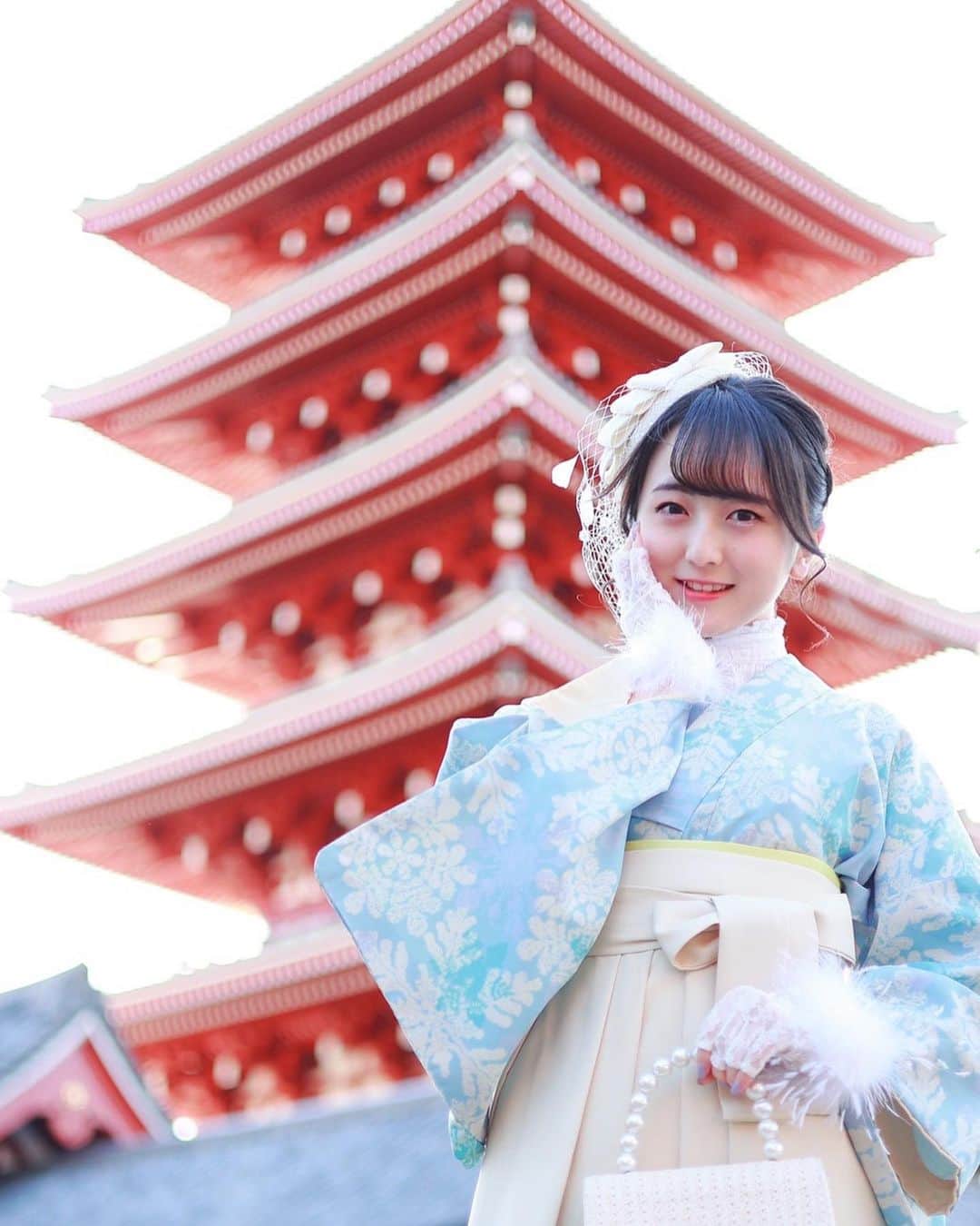 𝑚𝑜𝑚𝑜のインスタグラム：「. 🧡袴-第1弾-🧡 . 古典的な袴も素敵だけど、大正ロマンという白くてかわいい袴が着たかった〜💭前撮り気分🙋‍♀️ . 水色初めて〜！どうでしょう〜 . #袴#袴レンタル #袴ヘアアレンジ #浅草#浅草寺 #卒業#袴女子 #ポートレート#袴撮影#お寺#大正ロマン#着物 #instagood #instalike#japanesegirl」