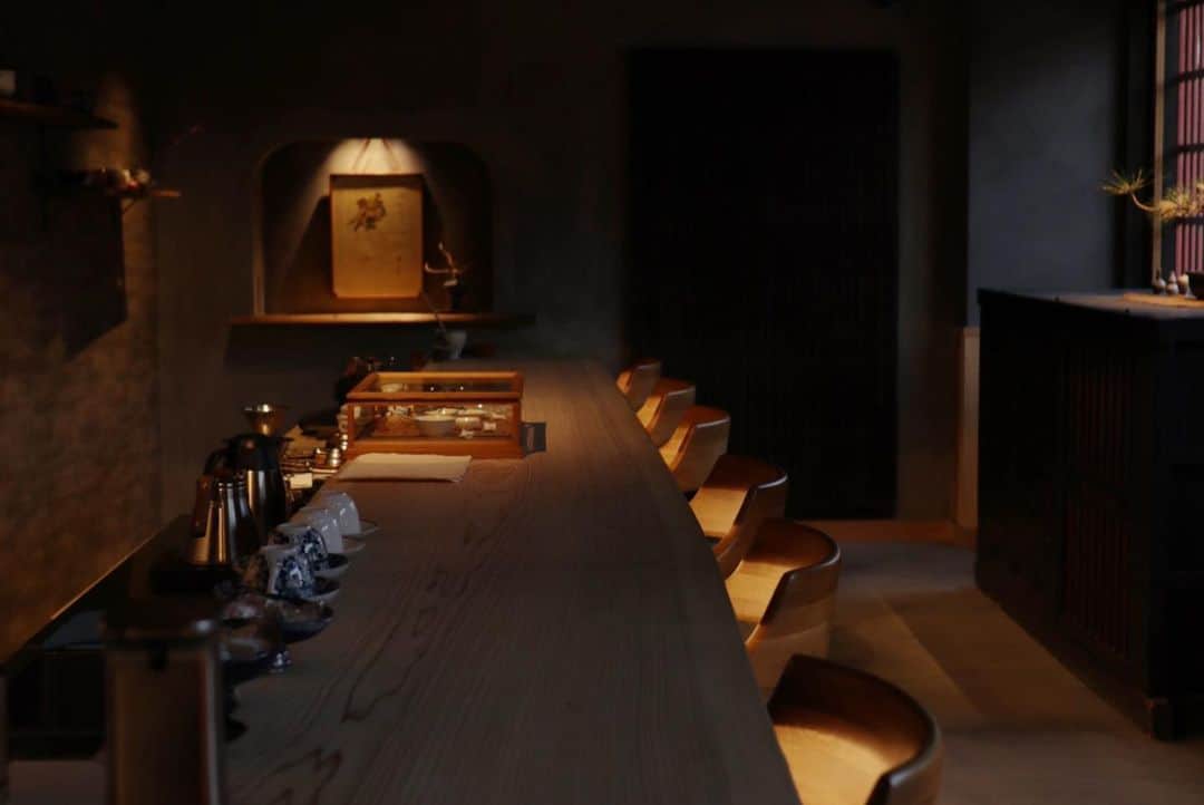 naoko tawaraさんのインスタグラム写真 - (naoko tawaraInstagram)「一棟貸し料理旅館「旅籠　八...」さん。 IZUMI KANで香りのデザインをしてます。  「旅籠 八...」は、文政12年（1829年）築の旧・喜多邸を、190年という長い年月を経て生まれ変わらせた料理旅館です。 お部屋は全2棟のみ。江戸時代の姿を残しながら、木・石というそれぞれがテーマを持ったお部屋は、新旧のバランスがおもしろく、各所に職人たちの技が散りばめられていました。 IZUMI KANでは、今後お花を生けかえるように香りもその時々を楽しめるようなものにしようと企画中。 近江八幡にお泊まりの際はぜひに。また同じ敷地内にカフェや日本料理レストランもあり、お泊まりじゃなくてもお楽しみいただけるのでおすすめです◎ また滋賀にちょこちょこくる機会ができそうだなー。嬉しい。  料理旅館「旅籠 八...」 〒523-0831 滋賀県近江八幡市玉屋町6 TEL:0748 36 2745 MAIL:info@hatago-wakatsu.net www.wakatsu.jp  #IZUMIKAN #和泉侃 #旅籠八 #旅館 #料理旅館 #旅行 #観光 #滋賀 #近江八幡 #design #cafe #restaurant #japanesehotel #hotel」2月25日 21時27分 - noknok705