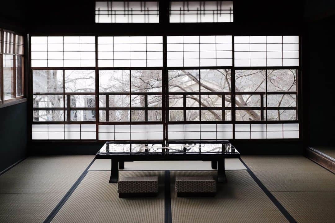 naoko tawaraさんのインスタグラム写真 - (naoko tawaraInstagram)「一棟貸し料理旅館「旅籠　八...」さん。 IZUMI KANで香りのデザインをしてます。  「旅籠 八...」は、文政12年（1829年）築の旧・喜多邸を、190年という長い年月を経て生まれ変わらせた料理旅館です。 お部屋は全2棟のみ。江戸時代の姿を残しながら、木・石というそれぞれがテーマを持ったお部屋は、新旧のバランスがおもしろく、各所に職人たちの技が散りばめられていました。 IZUMI KANでは、今後お花を生けかえるように香りもその時々を楽しめるようなものにしようと企画中。 近江八幡にお泊まりの際はぜひに。また同じ敷地内にカフェや日本料理レストランもあり、お泊まりじゃなくてもお楽しみいただけるのでおすすめです◎ また滋賀にちょこちょこくる機会ができそうだなー。嬉しい。  料理旅館「旅籠 八...」 〒523-0831 滋賀県近江八幡市玉屋町6 TEL:0748 36 2745 MAIL:info@hatago-wakatsu.net www.wakatsu.jp  #IZUMIKAN #和泉侃 #旅籠八 #旅館 #料理旅館 #旅行 #観光 #滋賀 #近江八幡 #design #cafe #restaurant #japanesehotel #hotel」2月25日 21時27分 - noknok705