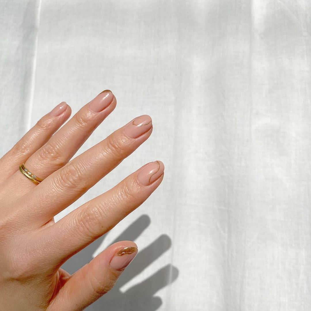 Kana Kobayashiさんのインスタグラム写真 - (Kana KobayashiInstagram)「#mynails #ぷくぷく #ナチュラルカラー #シンプルネイル #ナミありがとう @komatsu73  #キラキラ #ネイル #nails #自然光」2月25日 21時27分 - anela_kana