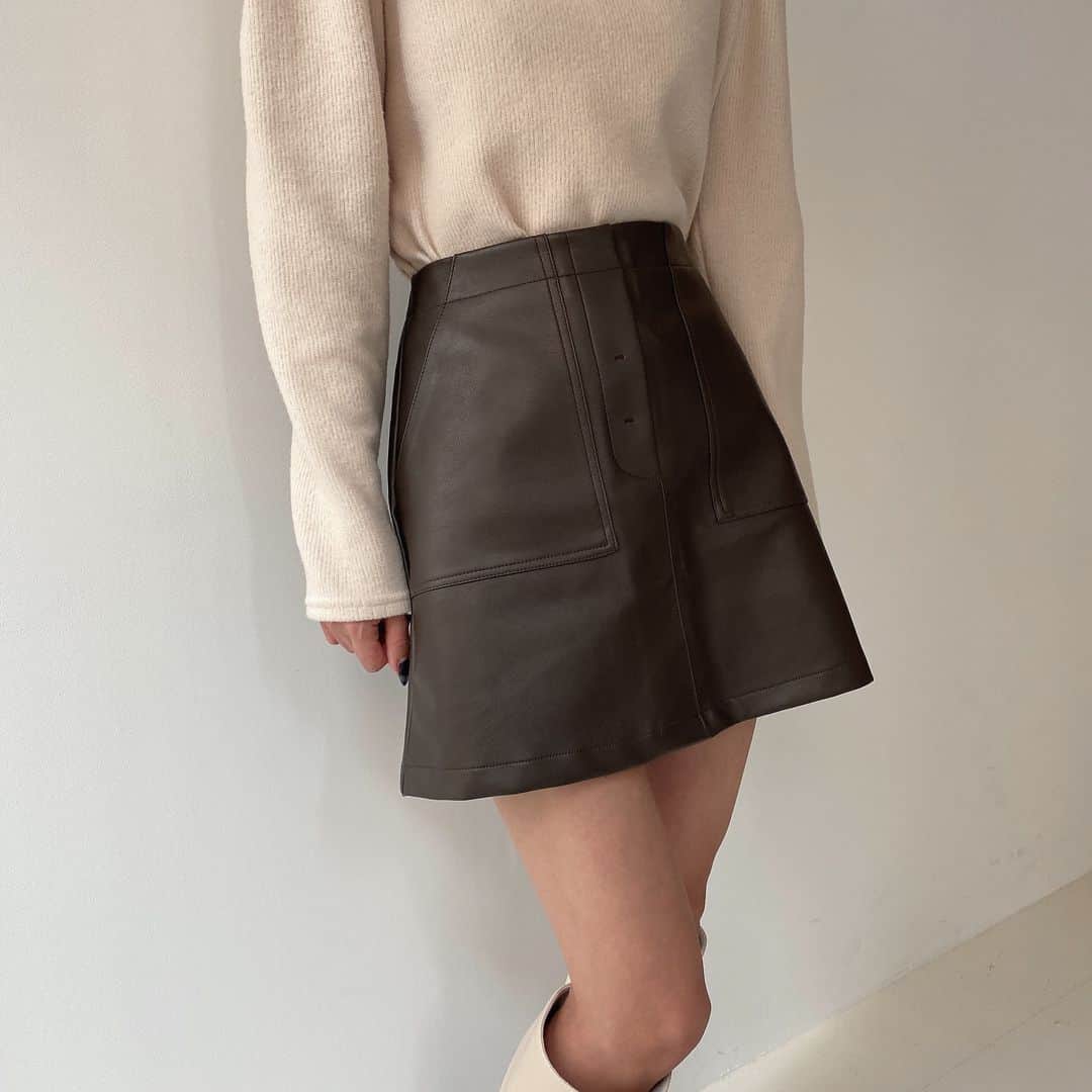 MERY ITEMさんのインスタグラム写真 - (MERY ITEMInstagram)「［ max 30% off sale ］⁣ .⁣ “ leather mini skirt ”⁣ .⁣ 大きめポケットが特徴のミニスカート♡⁣ レザー素材でおしゃれ見えするスカートは⁣ マストハブアイテムです🩰🤍⁣ .⁣ color：black / brown⁣ ¥5,280 → ¥3,700（tax in）⁣ .」2月25日 21時30分 - _meryshop_