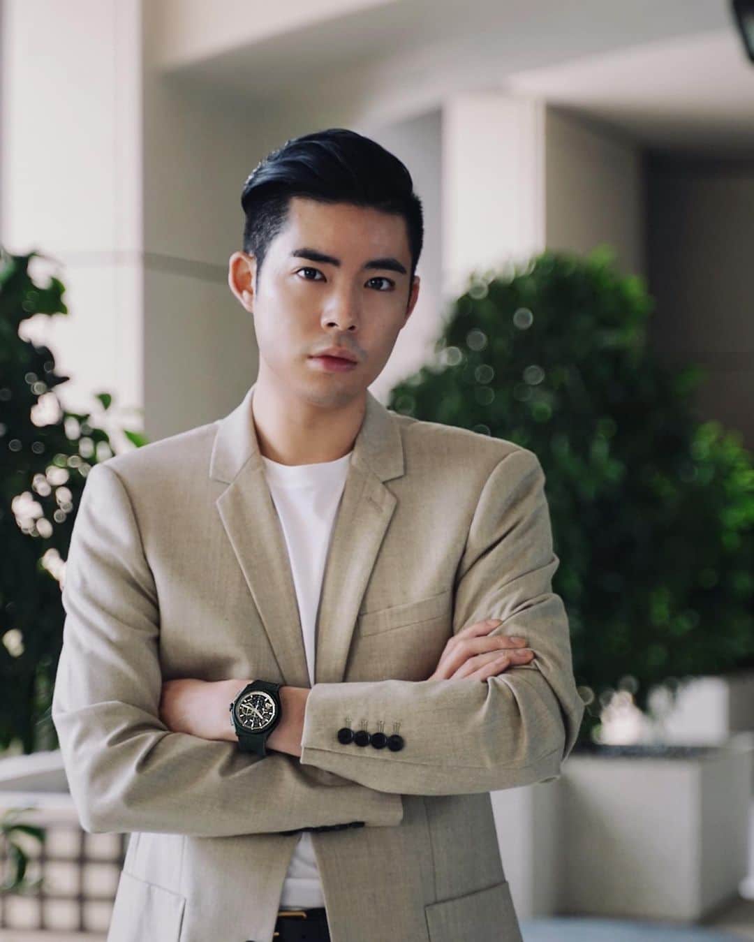 Christoffer Chengのインスタグラム：「Wearing the newest addition to the ZENITH DEFY family, a 1/100th of a second chronograph with a khaki green makeover. Featuring an open dial with matte silver and black counters, in combination with a khaki green coloured main plate and star-shaped oscillating rotor. The DEFY 21 Urban Jungle is definitely created for the urban explorer.   #Defy21UrbanJungle #ZenithElprimero #ZenithWatches  @zenithwatches」