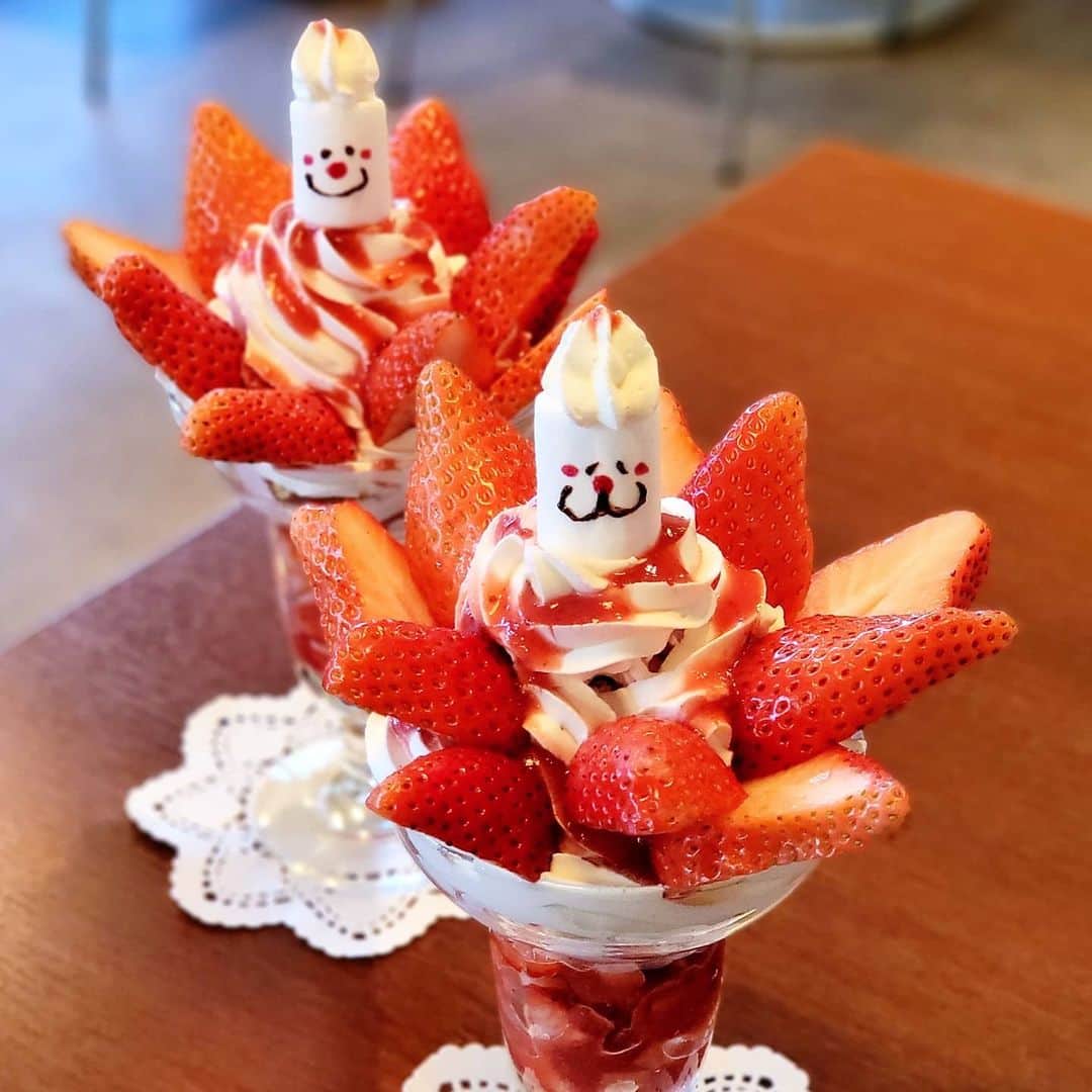 のインスタグラム：「ぱぱぱぱパフェ♪ 【Sweets&Cafe MOKU MOKU】 期間限定 🍓関口さんの苺だらけのパフェ  日光天然氷のかき氷が人気のお店 この時期でも、ほとんどのお客様がかき氷を堪能していましたが黒猫は🍓🍓🍓  大粒で形が良いのが嬉しい“関口さんのいちご”をたっぷり使ったパフェ TOPのかわいいマシュマロに、テンションMAXひゃっほー！  大粒食べ応え最高で、いちご好きの黒猫も大満足にゃー😸  関口さんで良いいちごが終わり次第終了です  🚶群馬県県太田市薮塚町1404 薮塚駅から徒歩約2分 営業日、営業時間はお店のSNSを @mokumoku1404  #黒猫食べ過ぎ #黒猫といちご #パフェ #いちごパフェ #黒猫群馬 #黒猫太田 #黒猫とパフェ」