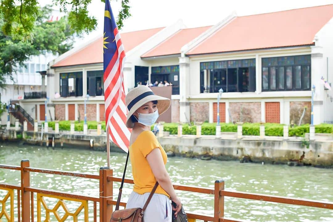 sunaのインスタグラム：「. マレーシアの国旗をバックに 順番に撮影📸  街の真ん中に川が流れてる🚣‍♂️ 非現実的で素敵。 あったかい所にいると、 日本の冬の寒さを忘れてきます。 朝布団から抜け出せなかった あの頃が懐かしい😴  We took a pictuie with the Malaysiae flag in the background. Because I have been staying in Malaysia for 2 years, I have been forgettieg how cold is the winter.  #malaysia #kualalumpur #travel #love #instagood #kelantan #photography #kl #kotabharu #photooftheday #jerawat #jeragat #kulitkusam #parutjerawat #travelphotography #kurusbadan #resdung #sakiturat #brunei #eczema #acne #putihkulit #gojessmojess #drkno5 #solitemolite #drk #drkkosmetik #travelgram #chlush #kulitsensitif」