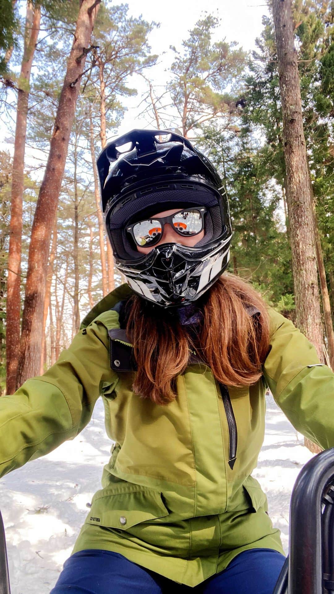 奥家沙枝子のインスタグラム：「スノーモービルクルーズ❄️ 初めてやってみたけど、ハマる…！  #japan #snow #snowboard  #snowboarding #winter  #sport #fit #mountain #outdoor #nature #beautiful #goodday #winterwonderland #trip #ski #travel #japow #powder #GoPro #snowmobile #スノボ #スノーボード #雪 #パウダー #山 #スノーモービル」