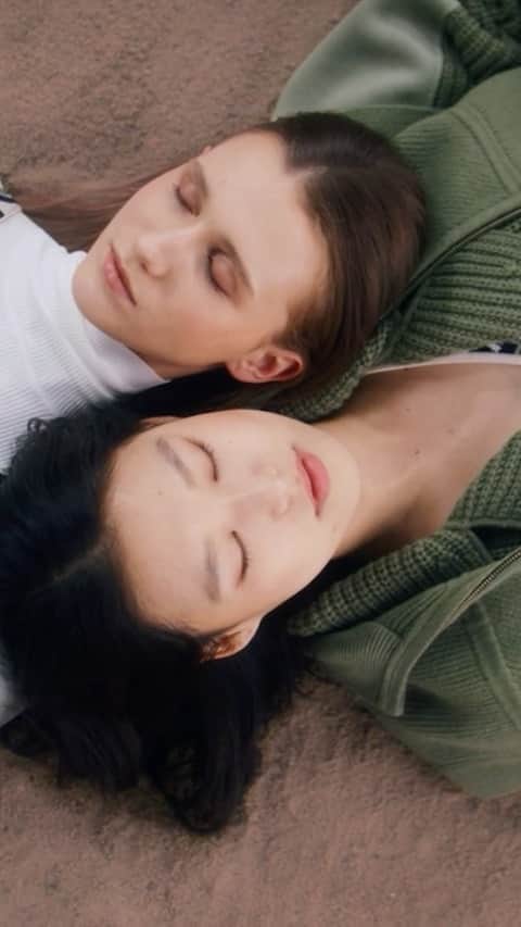 のインスタグラム：「Reveal ANTEPRIMA Fall-Winter 2021-22 Collection now to explore how we relate ourselves to others in a world of extreme disruption. We are connected without artificial boundaries and cultural lines. The new horizon is ready for your discovery.   Discover more via anteprima-mfw.com.⁣  Special thanks to:⁣ Directed By: @kendrakohyr, @samchan711 Produced By:@car.men.cheng  Styling: @sabrinamellace Music By: @thomascostantin⁣ Director of Photography: @samchan711 Cinematographer: @kendrakohyr Drone Camera Operator: @robintlee Art Direction & Set Design: @point.hk Production Team: @twenty2production Starring: @tati.tt1, @kuba.sliwa, @_galya_mod_,@louie.langston, miss.mattias  Hair Stylist: Match Tong & Haysses Ip @hair_salon_hk Leading Makeup Artist: @shensapphire Makeup Artist: @manmanflm  #Reconnect #NewHorizon #SelfDiscovery #Unisex #MilanFashionWeek #FallWinter2021 #ANTEPRIMA #MFW #Milan」