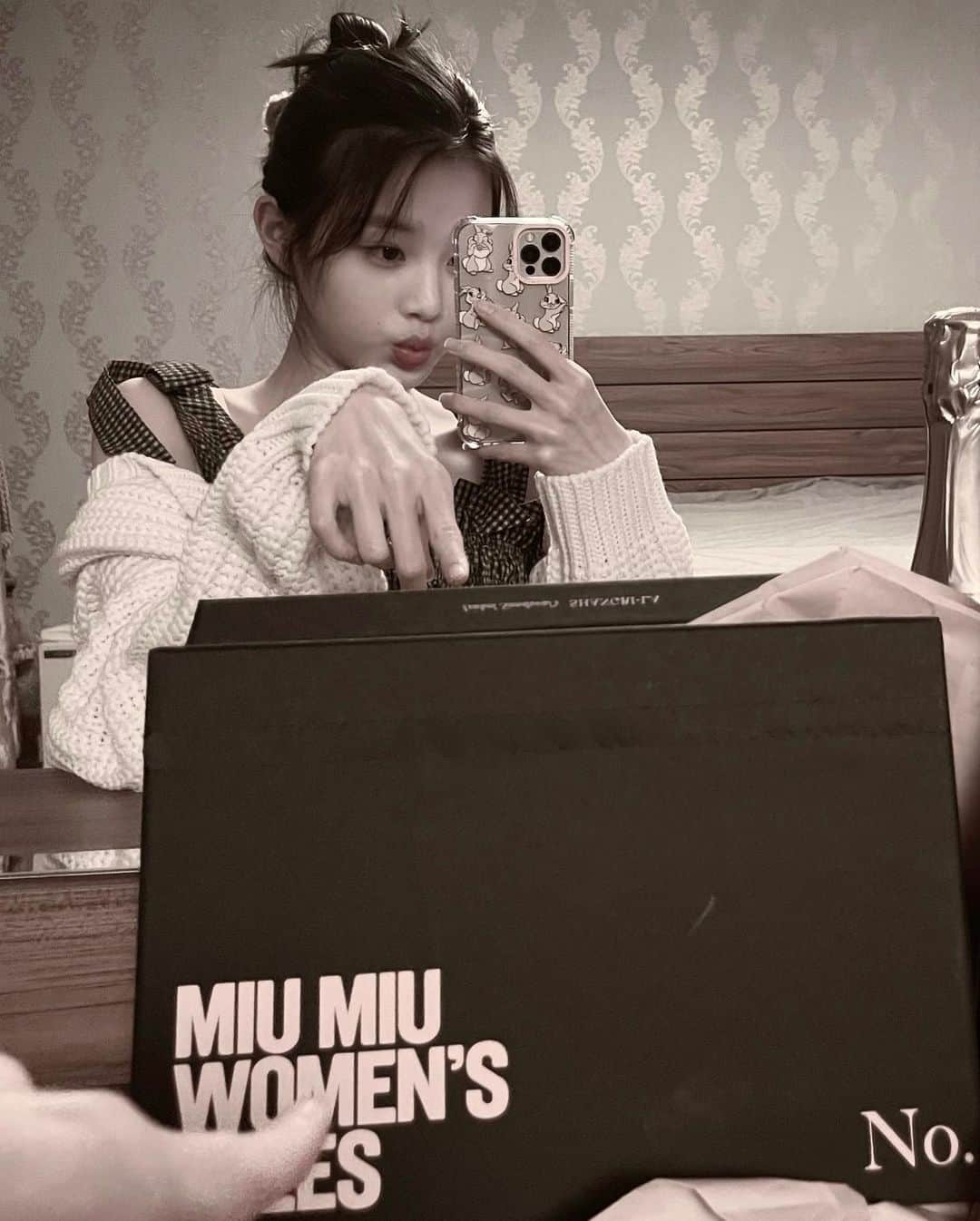 IZ*ONEさんのインスタグラム写真 - (IZ*ONEInstagram)「Beautiful film #miumiuwomenstales Thank you for such a sweet gift🥂💕 @miumiu  #원영 #ウォニョン #IZONE #아이즈원 #アイズワン」2月25日 21時37分 - official_izone