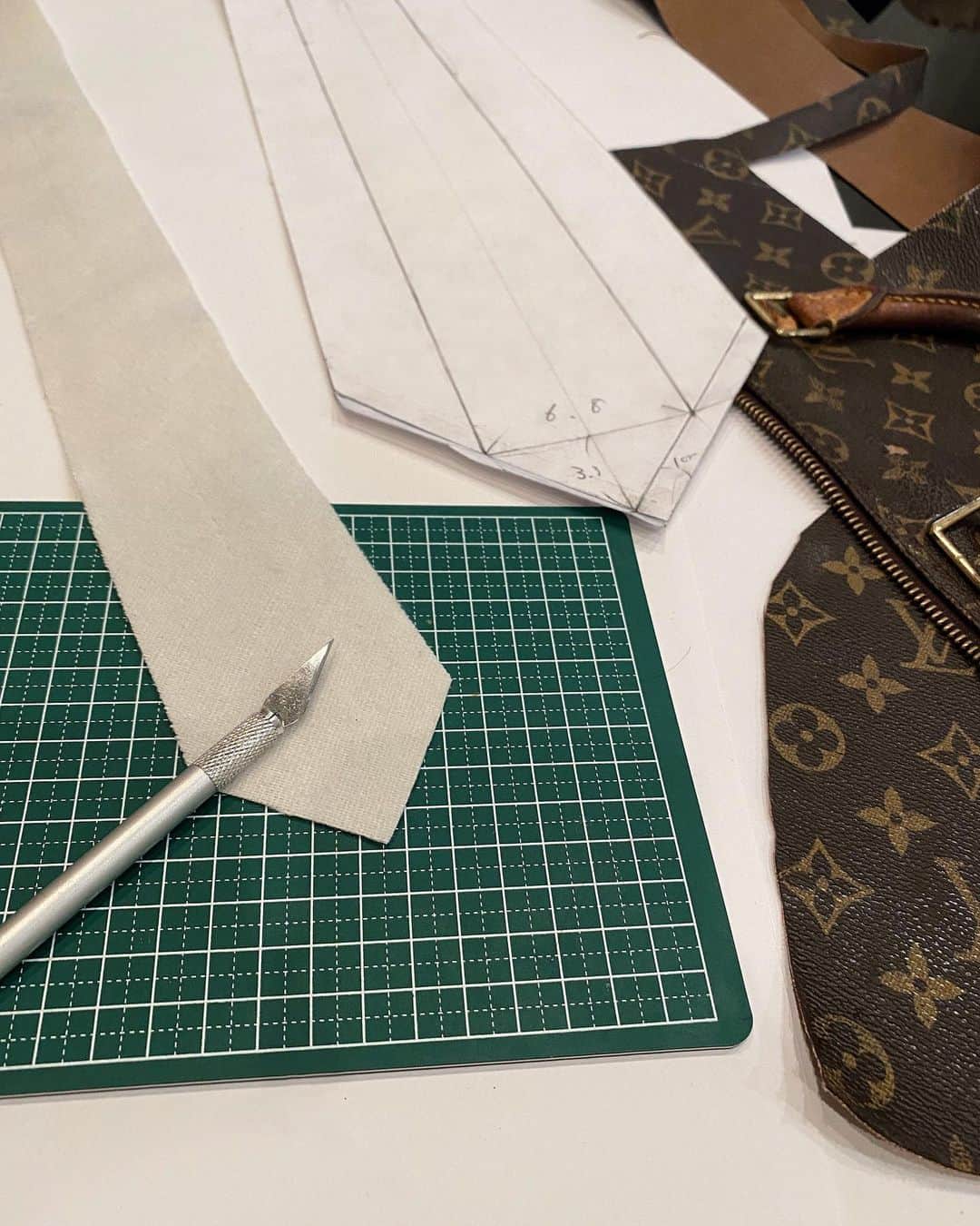 DJ FUMIさんのインスタグラム写真 - (DJ FUMIInstagram)「ありそうでなかったから作っちゃったわ👶✂️🧵 I made LV tie from old bag👔👜」2月25日 21時37分 - djfumiyeah