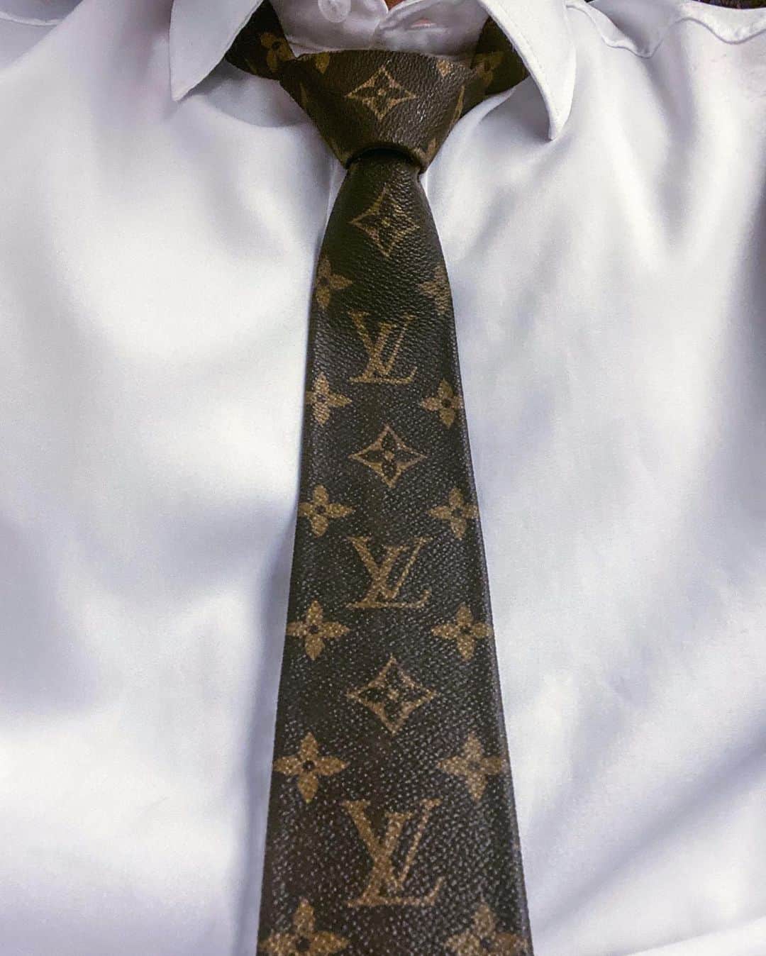 DJ FUMIさんのインスタグラム写真 - (DJ FUMIInstagram)「ありそうでなかったから作っちゃったわ👶✂️🧵 I made LV tie from old bag👔👜」2月25日 21時37分 - djfumiyeah