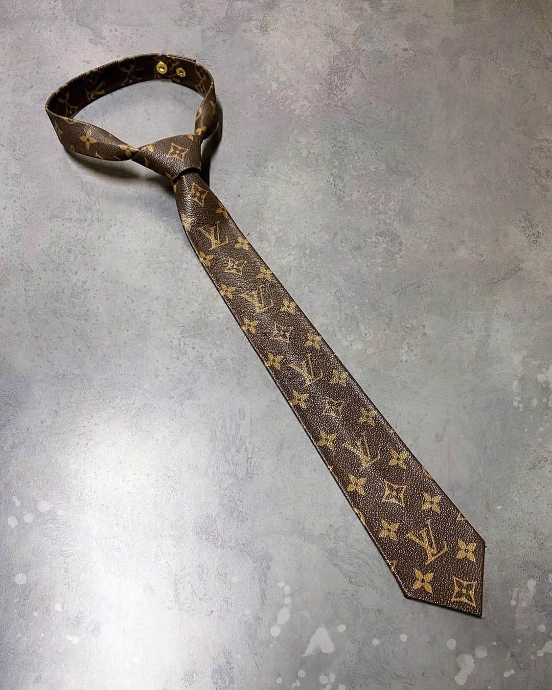 DJ FUMIのインスタグラム：「ありそうでなかったから作っちゃったわ👶✂️🧵 I made LV tie from old bag👔👜」