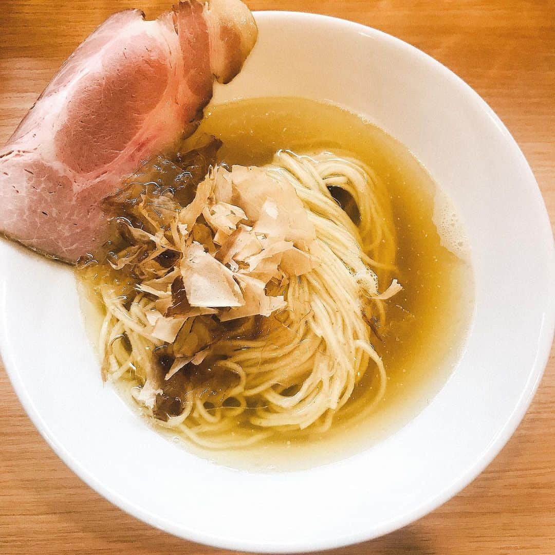 無化調ラーメン「ゆきふじ」のインスタグラム：「『塩』  2月26日から来週いっぱい平日のみ 塩ラーメンスタートです。 半年以上の試作の末完成です。 第一弾はインスタのみの情報公開になります。  なぜなら食べ方がうるさいからです。笑 今回はとにかくスープが主役です。　 しび節（マグロ）が使われています。 仕上げに上にも乗ります。  しびは高級な和食のお店ではよく使われていて、鰹節のように主張はありませんが旨味はあります。 どの部分がそれ？っていうのは、かなり繊細な舌をお持ちでないとわからないと思いますし、初めてでもわかりづらいとは思います。  このしび節を使っているので、とにかく味を邪魔して欲しくないのです。 チャーシュー以外はしび節しか乗りません。 メンマも味を邪魔します。 味玉も乗せたくありません。 胡椒も入れないでください。 （理由があります） チャーシュー丼も食べないでください。 白いご飯はありです。 （しび節乗せになります） 替え玉はギリギリです。  めんどくさいでしょ。  このスープの最高の幸せは、食べ終わって少し時間を置いたスープを、最後に一口飲んで終わらせるところです。 その後水は飲まず、スープの余韻を口の中に残してください。  当日納得いく出汁が取れなかったら、残念ながらその日の販売はありません。 当日ストーリーを確認してからいらしてください。  券売機のボタンは下から2列目、左から2番目👈 隠れボタンになっています。 お値段¥900です。  長々とお付き合いいただきありがとうございました。  次の販売には具材が乗るようにしますので、今回は出汁の旨みを味わってください。」