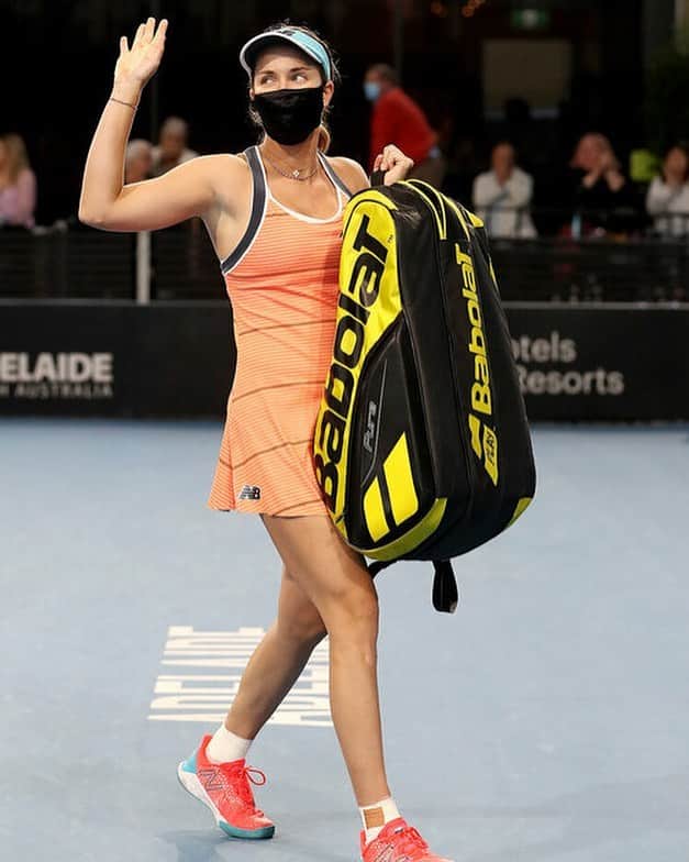 ダニエル・コリンズのインスタグラム：「It obviously never feels great when you are forced to stop in the middle of a match due to an injury. I wish it could have been a different outcome today, but unfortunately it was not possible. This is the most tennis I’ve played back to back since 2019 🥳 So many great things to celebrate over the last four weeks down under 💪🏻💪🏻🎾 But now it is time for me to rest and try to heal my back so I can get back out on court in Dubai!   Thank you for having me @adelaideinternational I hope to come back stronger next year! I appreciate all of the support from all of the wonderful fans this week🙏」