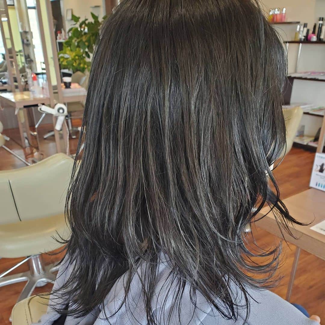 井上琴絵のインスタグラム：「. . そろそろ良い色でてくる頃🤭 . ✂️最近は断然#暗髪派 。 色落ちしやすくてすぐに明るくなるけど。 . 新しい#オージュア の#トリートメントで 髪の毛生き返りました🌟 . . #ヘアカラー#アイスグレージュ #グレーカラー#グレージュ #Aujuaトリートメント#Aujua愛用 #愛知#美容院#💇#✨ #hair#hairsalon#haircolor#gray#graycolor #hairtreatment#Treatment」