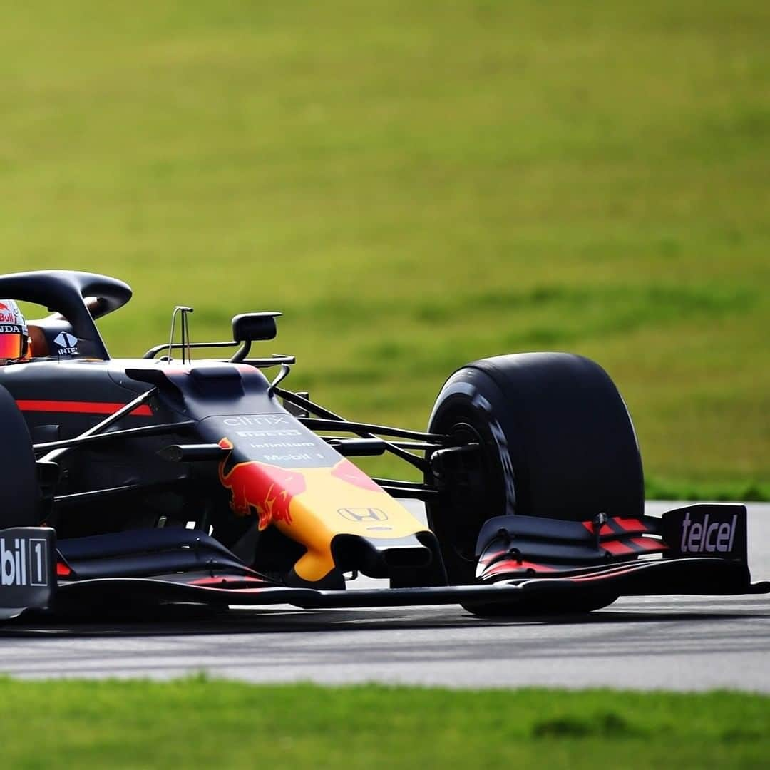 F1さんのインスタグラム写真 - (F1Instagram)「The Bulls back in action 💪  📸 x @redbullracing   #F1 #Formula1 #RedBull #MaxVerstappen #SergioPerez #AlexAlbon」2月25日 21時42分 - f1