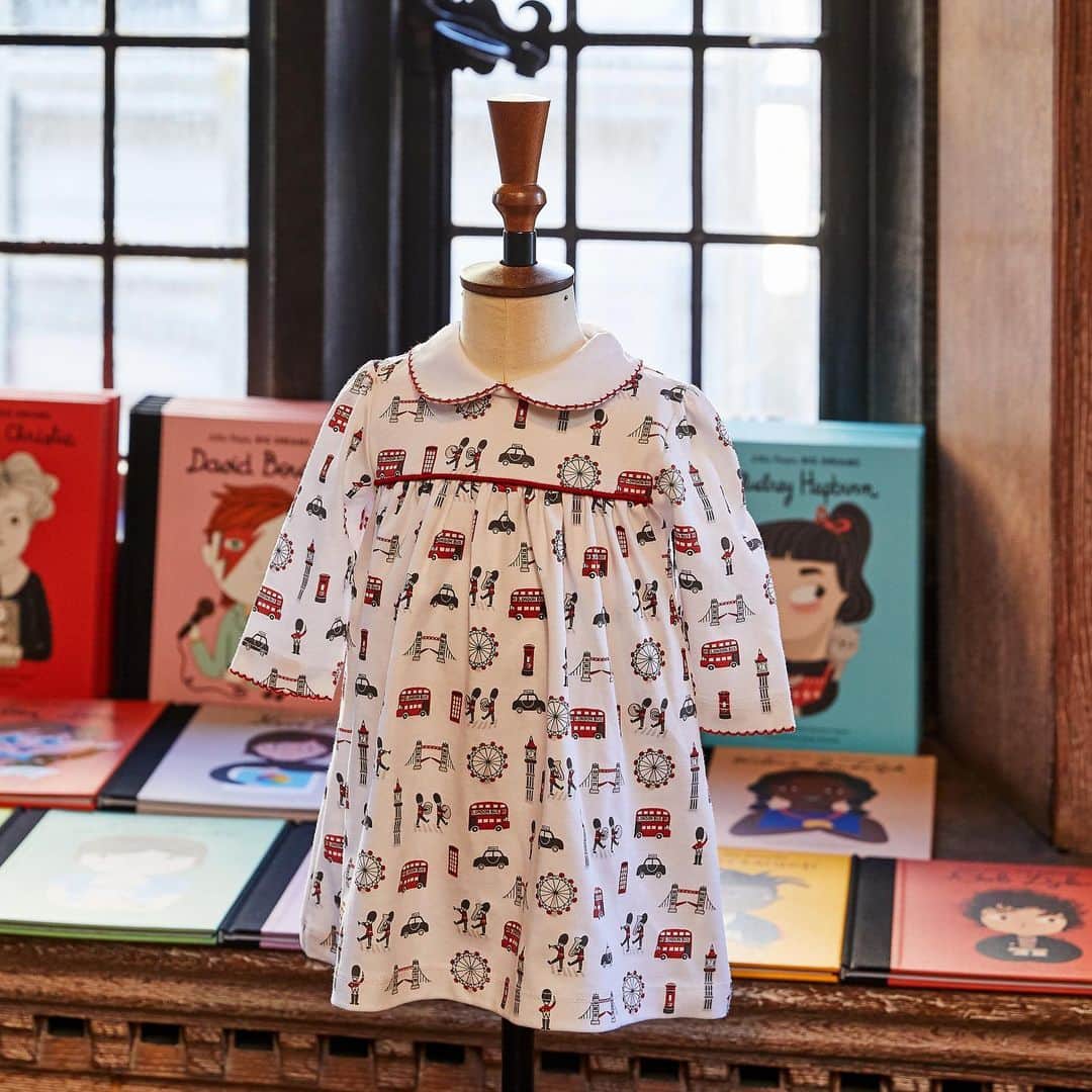のインスタグラム：「Inspired by the first wobbly, laughter-filled months of a baby’s life, family-run brand @KissyKissy makes exquisitely soft and comfortable clothing for little ones. Printed with a colourful array of London icons, from a marching band to a red double-decker bus, these playful pieces are inspiring little ones with the world outside their window. Discover online via our bio. #LibertyLondon」