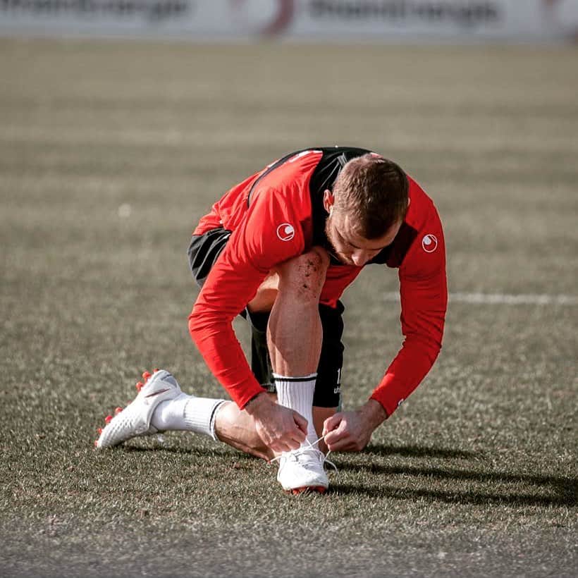 のインスタグラム：「Get ready for work 💪🏽 #effzeh @fckoeln」