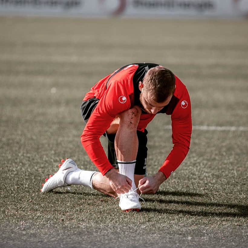 マックス・マイヤーのインスタグラム：「Get ready for work 💪🏽 #effzeh @fckoeln」